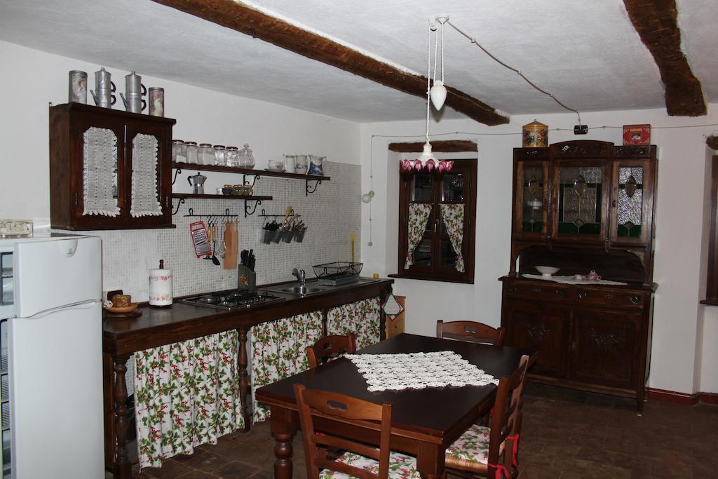 Casa Giuliana Guest House Calosso Ruang foto